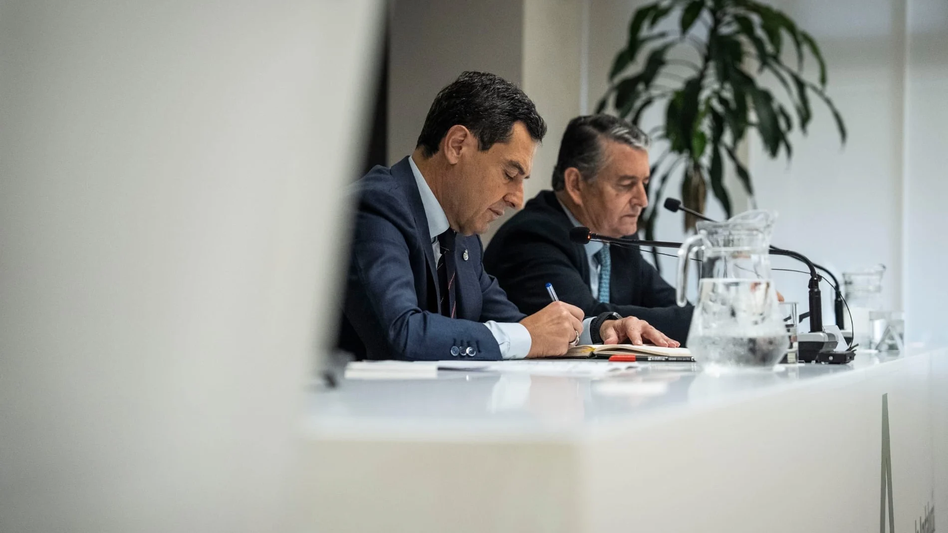 El presidente de la Junta, Juanma Moreno, junto al consejero de Sanidad, Presidencia y Emergencias, Antonio Sanz