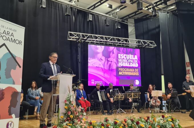 El alcalde de Salamanca, Carlos García Carbayo, presenta la nueva programación de actividades de la Escuela Municipal de Igualdad en la Casa de la Mujer ‘Clara Campoamor’ 