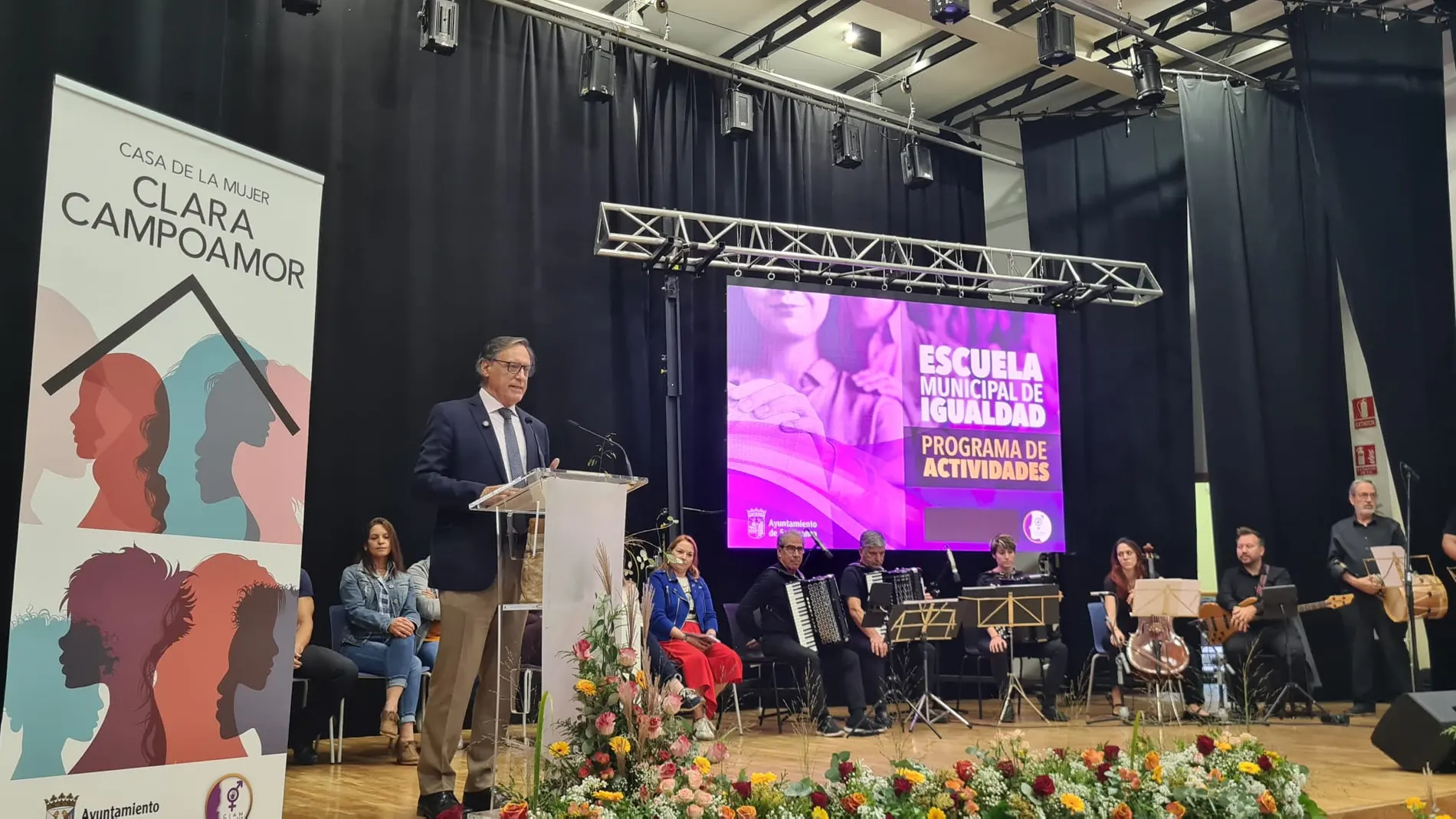 El alcalde de Salamanca, Carlos García Carbayo, presenta la nueva programación de actividades de la Escuela Municipal de Igualdad en la Casa de la Mujer ‘Clara Campoamor’