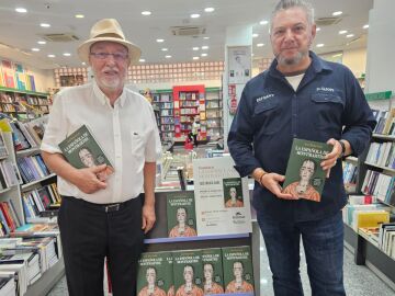 El autor presentó el libro en Almería junto al concejal de Cultura