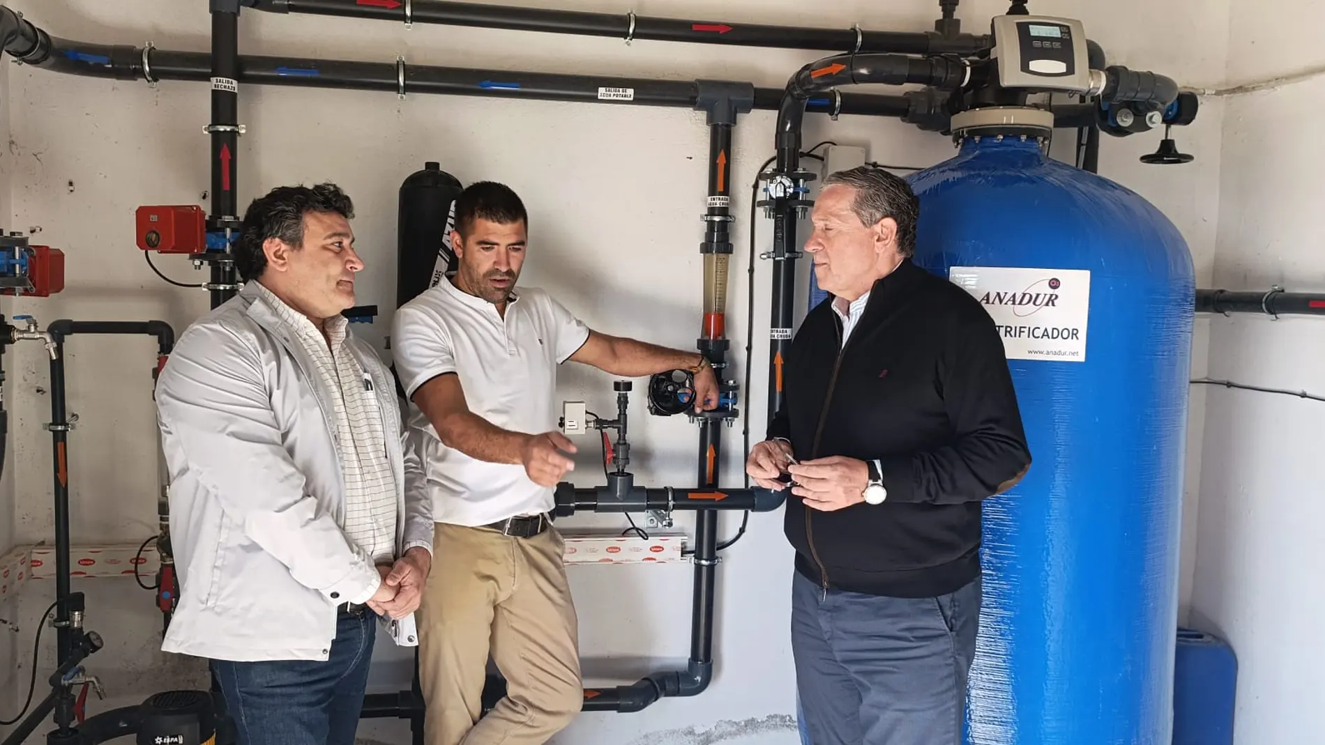El presidente de la Diputación de Zamora, Javier Faúndez, visita la nueva ETAP