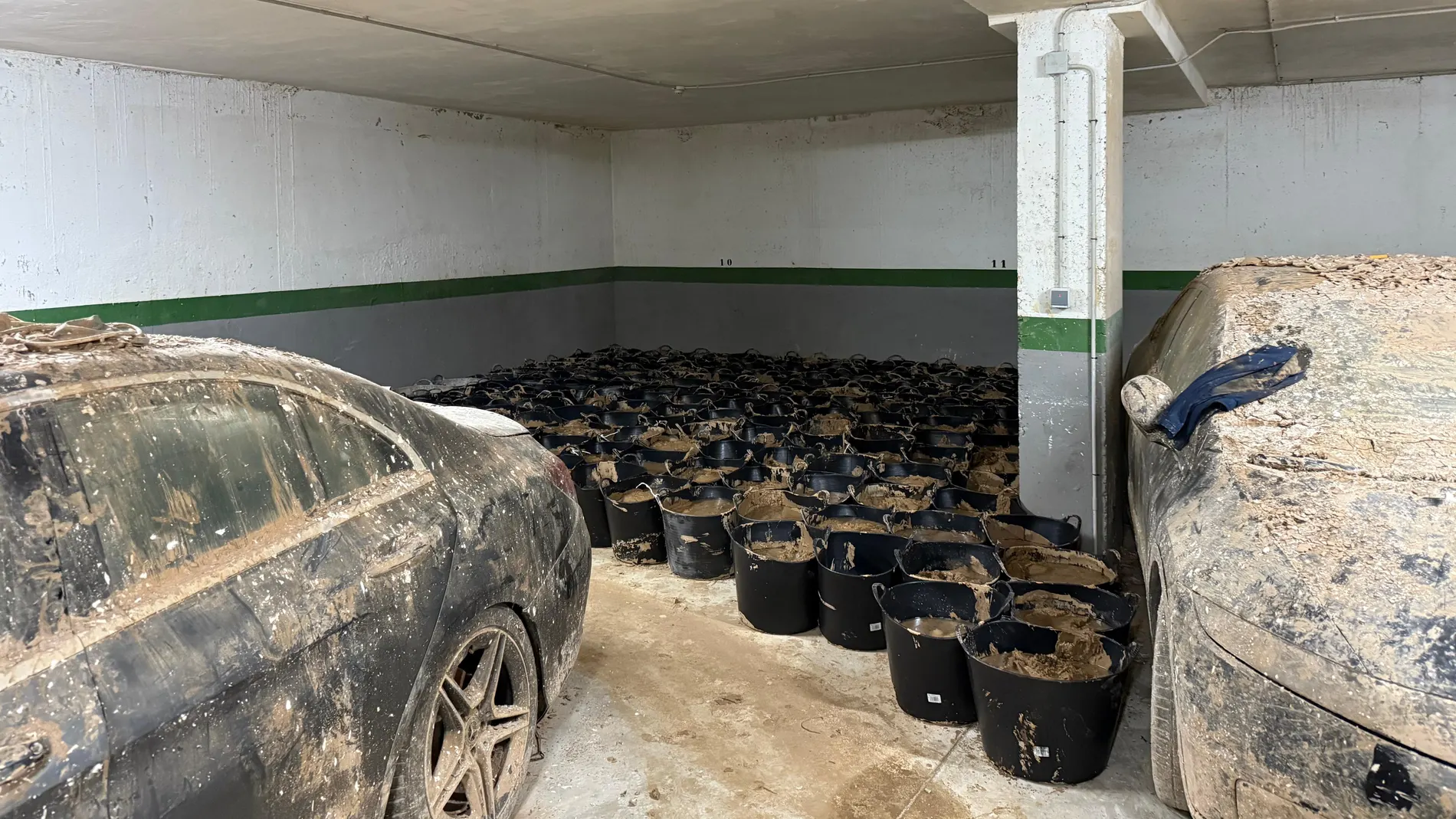 Un año después cuatro coches descansan sin haber visto la luz tras la dana que inundó este garaje con montacargas en Aldaia