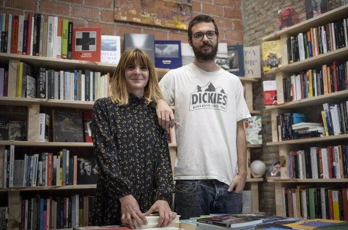 Paula y Guillem, de la librería Inusual, recomiendan: «‘‘Insaciable’’, de Małgorzata Lebda, es una sorprendente propuesta muy poderosa»