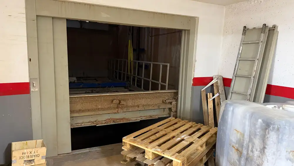 Imagen del montacargas elevado tras sacar el agua pero todavía con barro