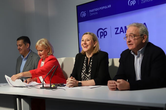 La vicepresidenta de la Junta, Isabel Blanco; la consejera de Industria, Comercio y Empleo, Leticia García, y el procurador del Partido Popular de Zamora, Alberto Castro