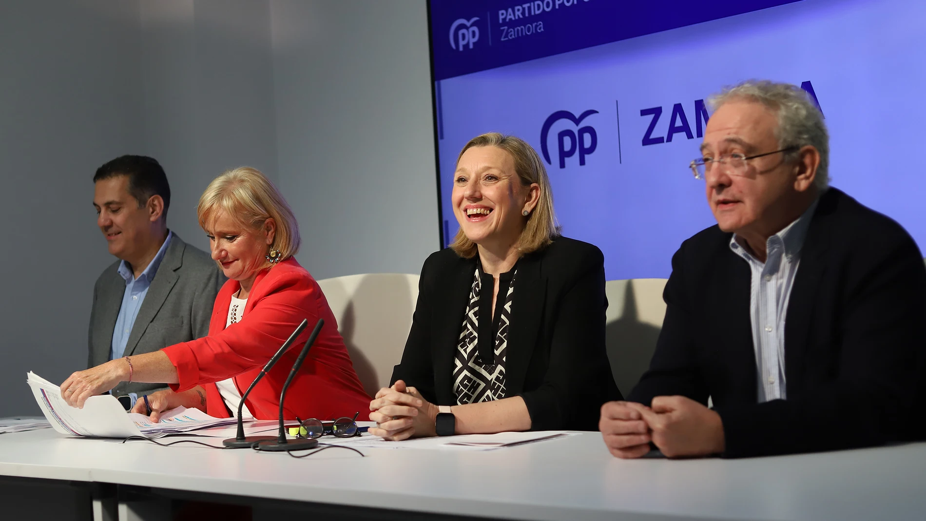 La vicepresidenta de la Junta, Isabel Blanco; la consejera de Industria, Comercio y Empleo, Leticia García, y el procurador del Partido Popular de Zamora, Alberto Castro