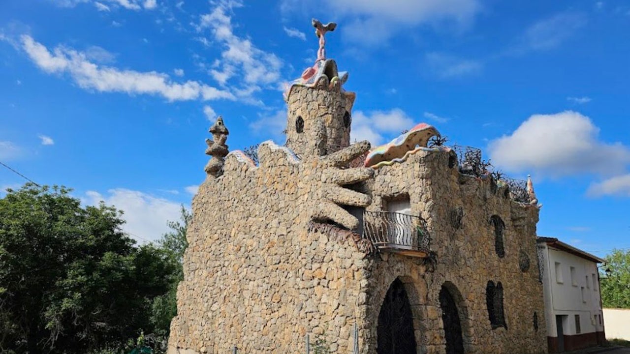 Una serpiente y puertas torcidas: la casa que parece obra de Gaudí y está escondida en un pequeño pueblo de Guadalajara