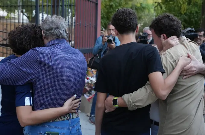 La familia de Sandra Peña, la menor que se suicidó en Sevilla tras denunciar bullying: «Si se hubiera hecho algo a lo mejor no estaríamos aquí» La familia de Sandra Peña, la menor que se suicidó en Sevilla tras denunciar bullying: «Si se hubiera hecho algo a lo mejor no estaríamos aquí»