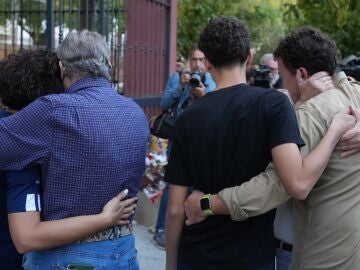 Los padres, hermano y abuelo de Sandra Peña junto a numerosos vecinos en las inmediaciones de su domicilio
