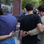 Los padres, hermano y abuelo de Sandra Peña junto a numerosos vecinos en las inmediaciones de su domicilio