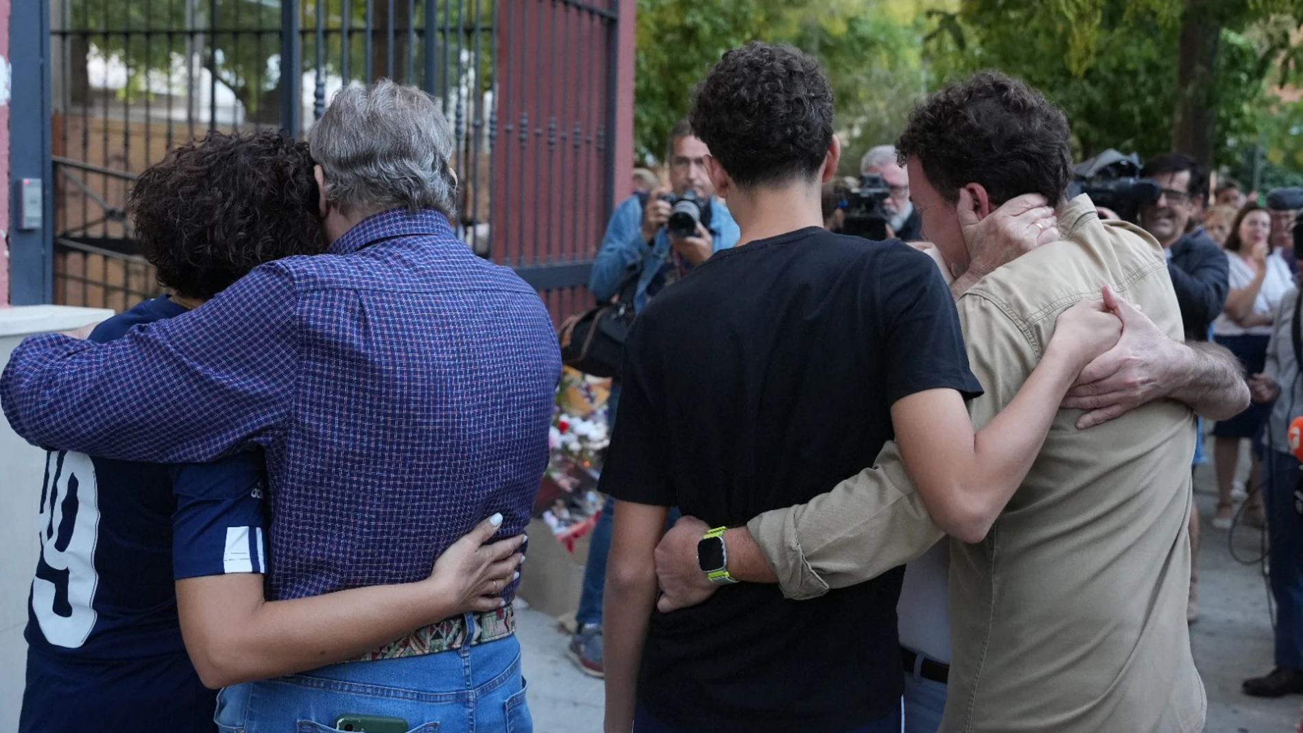 Los padres, hermano y abuelo de Sandra Peña junto a numerosos vecinos en las inmediaciones de su domicilio