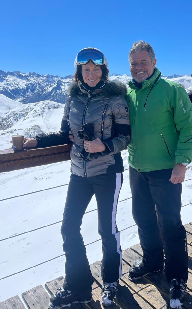 Helena Boyra, radiante a sus 64 años de edad, con Fernández Rubíes, su novio