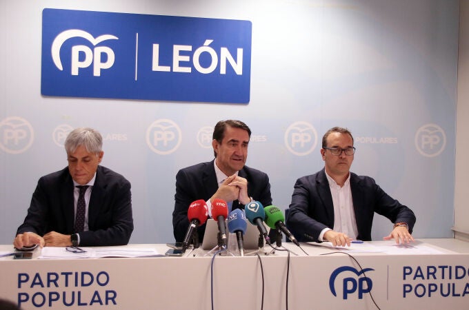 El presidente del PP de León, Juan Carlos Suárez-Quiñones, presenta el contenido del proyecto de ley de Presupuestos Generales de la Junta para el año 2026 en la provincia. Junto a él, el delegado territorial de la Junta, Eduardo Diego y el Portavoz del Grupo Parlamentario Popular de las Cortes, Ricardo Gavilanes
