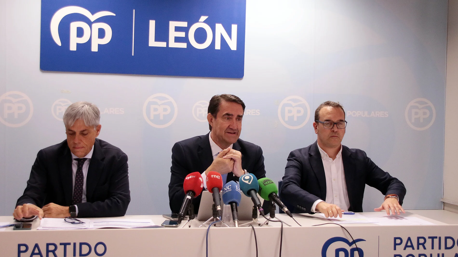El presidente del PP de León, Juan Carlos Suárez-Quiñones, presenta el contenido del proyecto de ley de Presupuestos Generales de la Junta para el año 2026 en la provincia. Junto a él, el delegado territorial de la Junta, Eduardo Diego y el Portavoz del Grupo Parlamentario Popular de las Cortes, Ricardo Gavilanes
