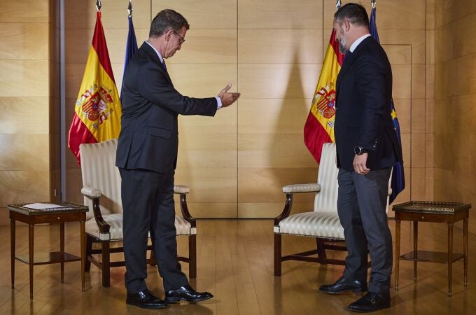 El líder del PP, Alberto Núñez Feijóo, durante la reunión mantenida con el presidente de Vox, Santiago Abascal, dentro sus conversaciones con dirigentes políticos para buscar apoyos a la investidura. 