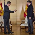 El líder del PP, Alberto Núñez Feijóo, durante la reunión mantenida con el presidente de Vox, Santiago Abascal, dentro sus conversaciones con dirigentes políticos para buscar apoyos a la investidura. 