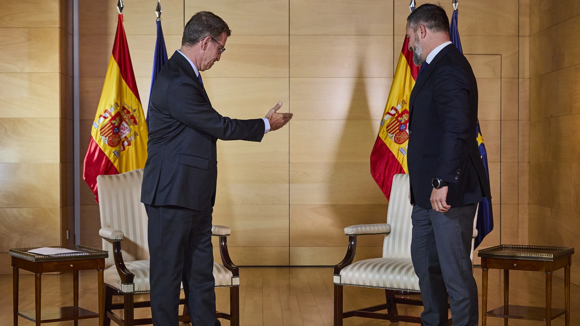 El líder del PP, Alberto Núñez Feijóo, durante la reunión mantenida con el presidente de Vox, Santiago Abascal, dentro sus conversaciones con dirigentes políticos para buscar apoyos a la investidura.