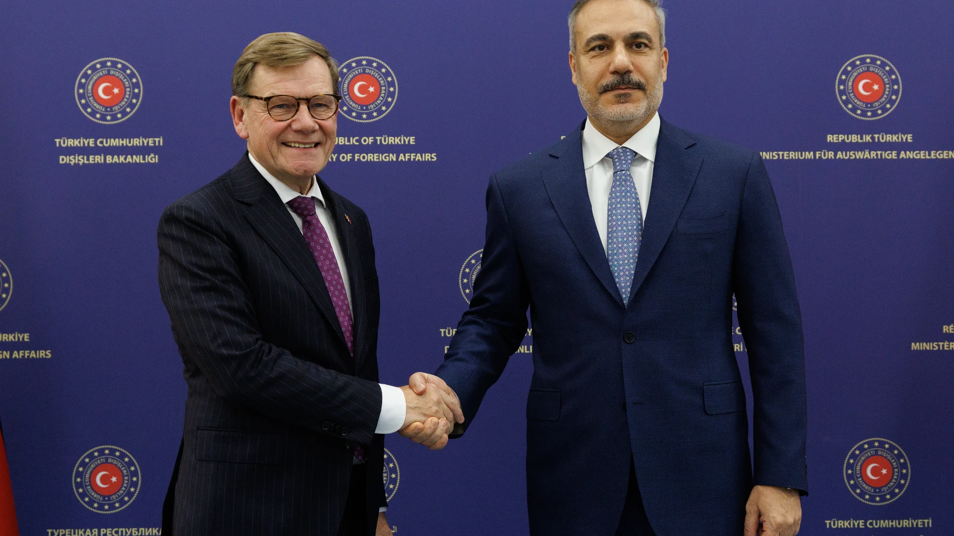 ANKARA (Turkey), 17/10/2025.- A handout photo made available by the Turkish Foreign Minister shows Turkish Foreign Minister Hakan Fidan (R) and Germany's Foreign Minister Johann Wadephul (L) shaking hands during their meeting in Ankara, Turkey, 17 October 2025. (Alemania, Turquía) EFE/EPA/TURKISH FOREIGN MINISTRY PRESS OFFICE HANDOUT HANDOUT EDITORIAL USE ONLY/NO SALES