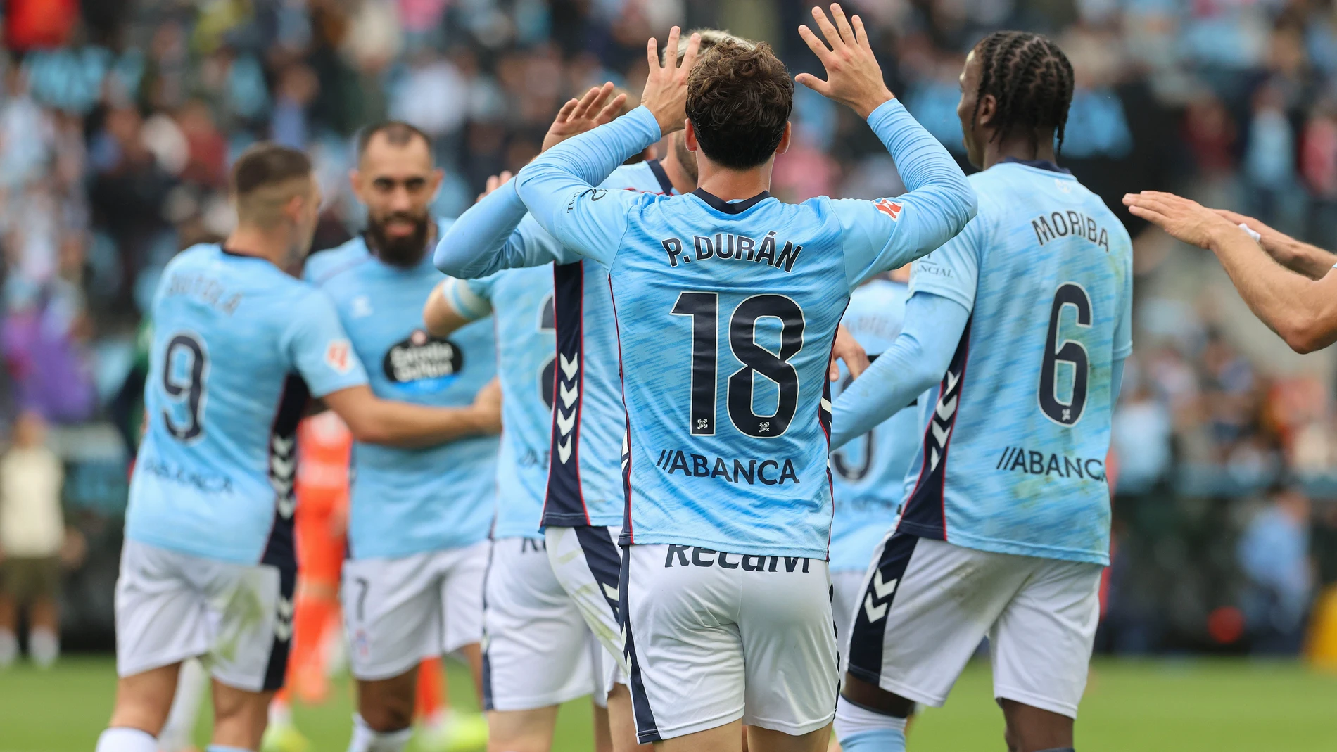 VIGO (PONTEVEDRA), 19/10/2025.- El jugador del Celta de Vigo Pablo Duran celebra tras anotar el primer gol del equipo gallego este domingo, durante el partido de la jornada 9 de LaLiga EA Sports que Celta de Vigo y Real Sociedad disputan en el estadio de Balaidos de Vigo (Pontevedra). EFE / Salvador Sas