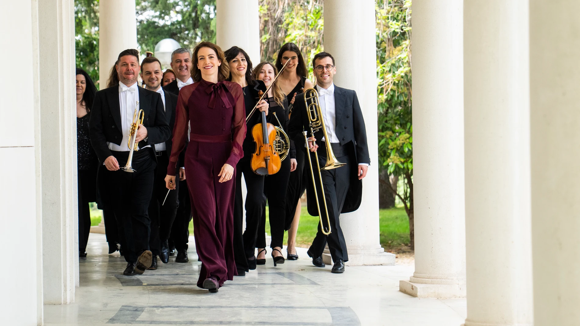 Alondra de la Parra y algunos de los músicos en la sede de la Orcam.