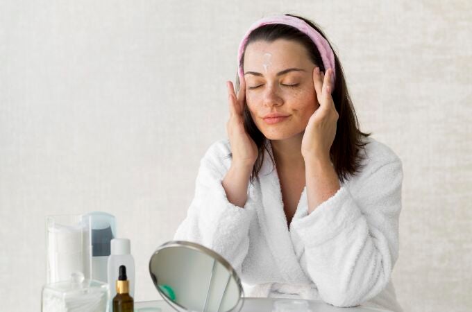 Cómo elegir productos de skincare según tu estilo de vida (no solo tu tipo de piel) Cómo elegir productos de skincare según tu estilo de vida (no solo tu tipo de piel)