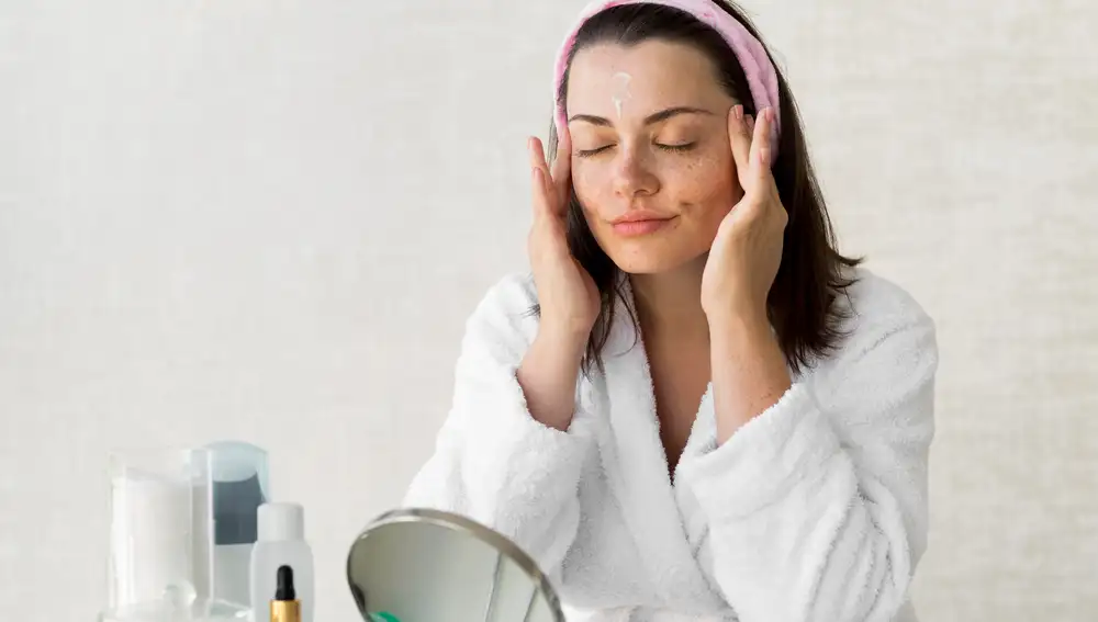 Cómo elegir productos de skincare según tu estilo de vida (no solo tu tipo de piel)