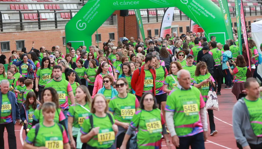 Participantes en la marcha contra el cáncer en Zamora