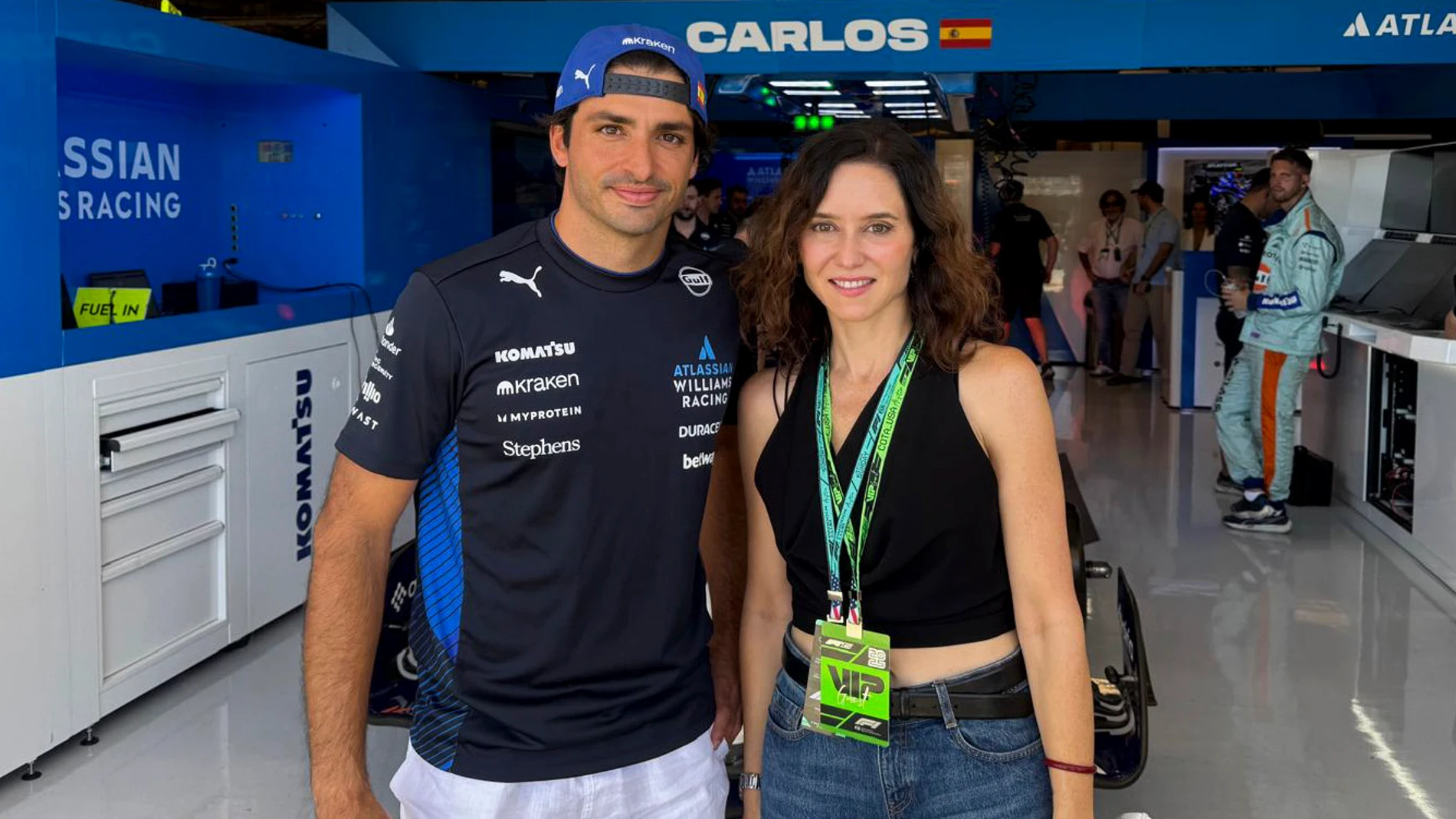 AUSTIN (TEXAS), 19/10/2025.- La presidenta de la Comunidad de Madrid, Isabel Díaz Ayuso y el piloto de Formula 1, Carlos Sainz, durante la visita de la presidenta madrileña a la escudería Williams en el circuito de Austin, donde hoy domingo se ha celebrado una prueba del mundial. EFE / Comunidad de Madrid. ***SOLO USO EDITORIAL / SOLO USO DISPONIBLE PARA ILUSTRAR LA NOTICIA QUE ACOMPAÑA/ (CRÉDITO OBLIGATORIO)***