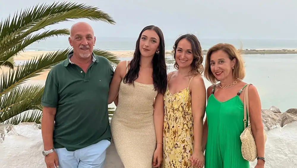 Nieves Guillén con su marido, Herminio, y sus dos hijas Laura y Lidia