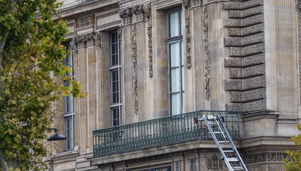 Louvre museum in Paris closed after robbery