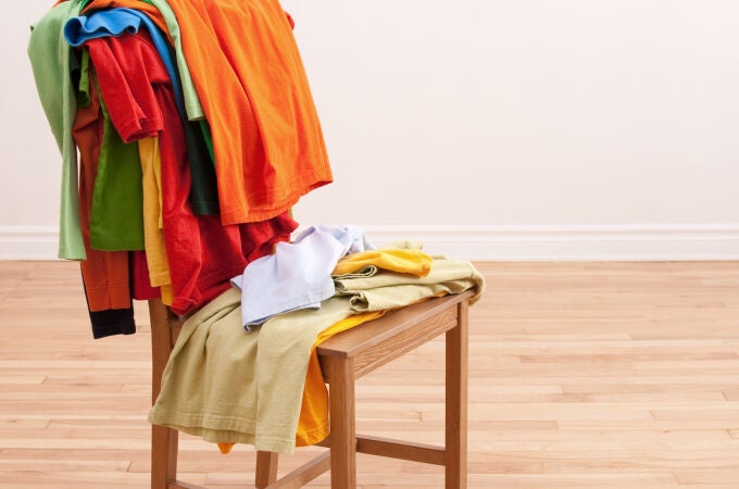 A veces no colocamos la ropa en el armario y tenemos la costumbre de dejarla en otro sitio como la silla o la cama