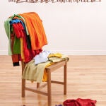 A veces no colocamos la ropa en el armario y tenemos la costumbre de dejarla en otro sitio como la silla o la cama