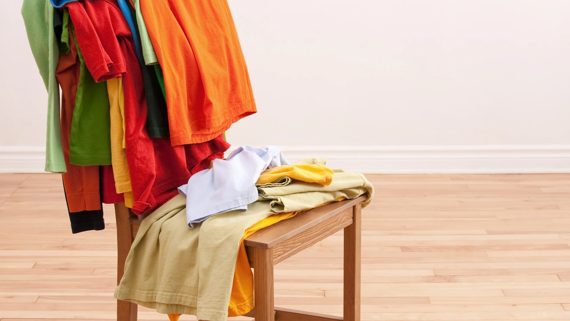 A veces no colocamos la ropa en el armario y tenemos la costumbre de dejarla en otro sitio como la silla o la cama
