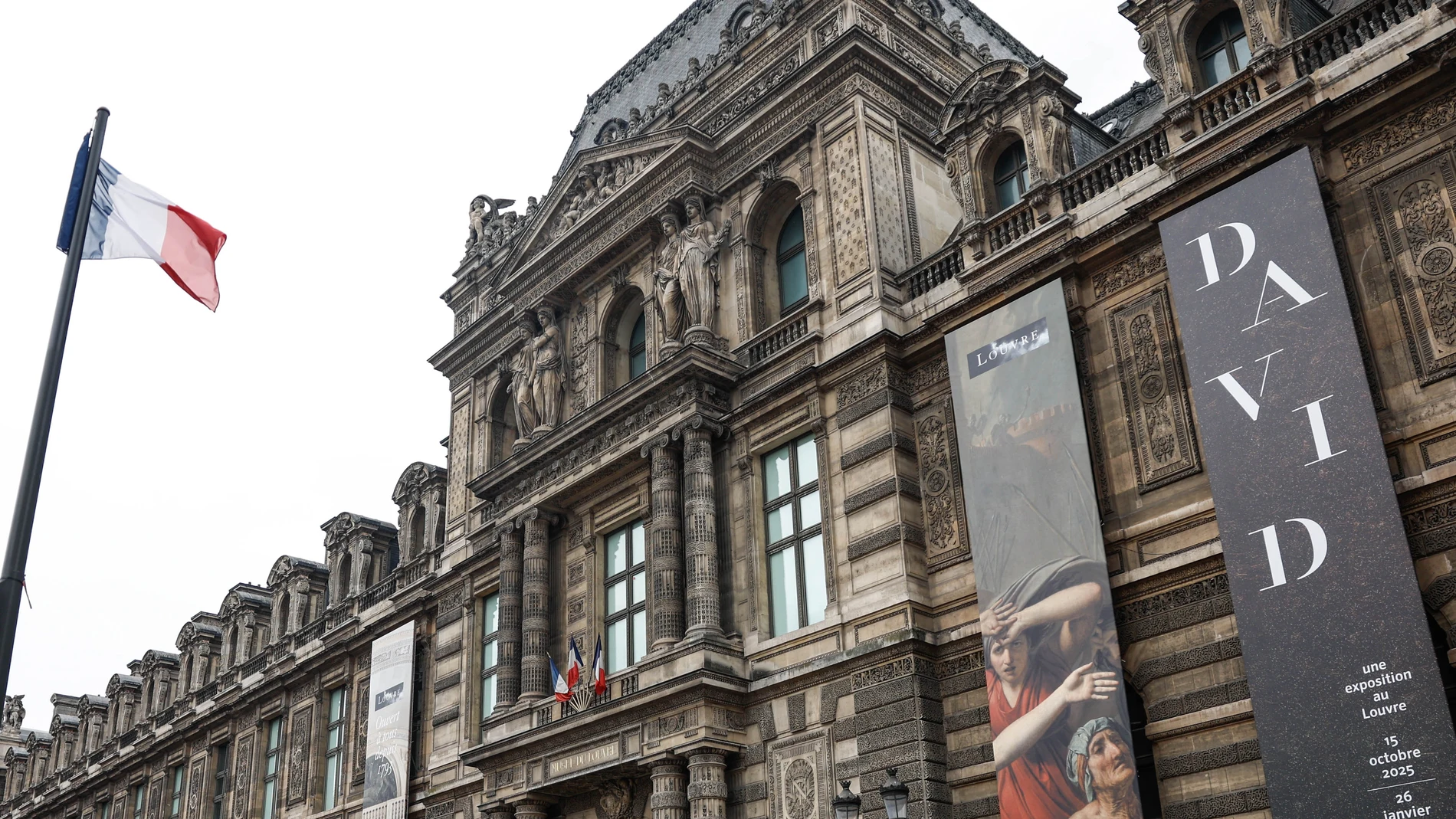 FOTODELDÍA - Paris (Francia), 19/10/2025.- Fachadaa del museo del Louvre que ha sido objeto este domingo por la mañana de un atraco en el que no ha habido heridos, ha anunciado la ministra francesa de Cultura, Rachida Dati, y eso ha conducido a cerrar el museo durante toda la jornada. EFE/Mohammed Badra