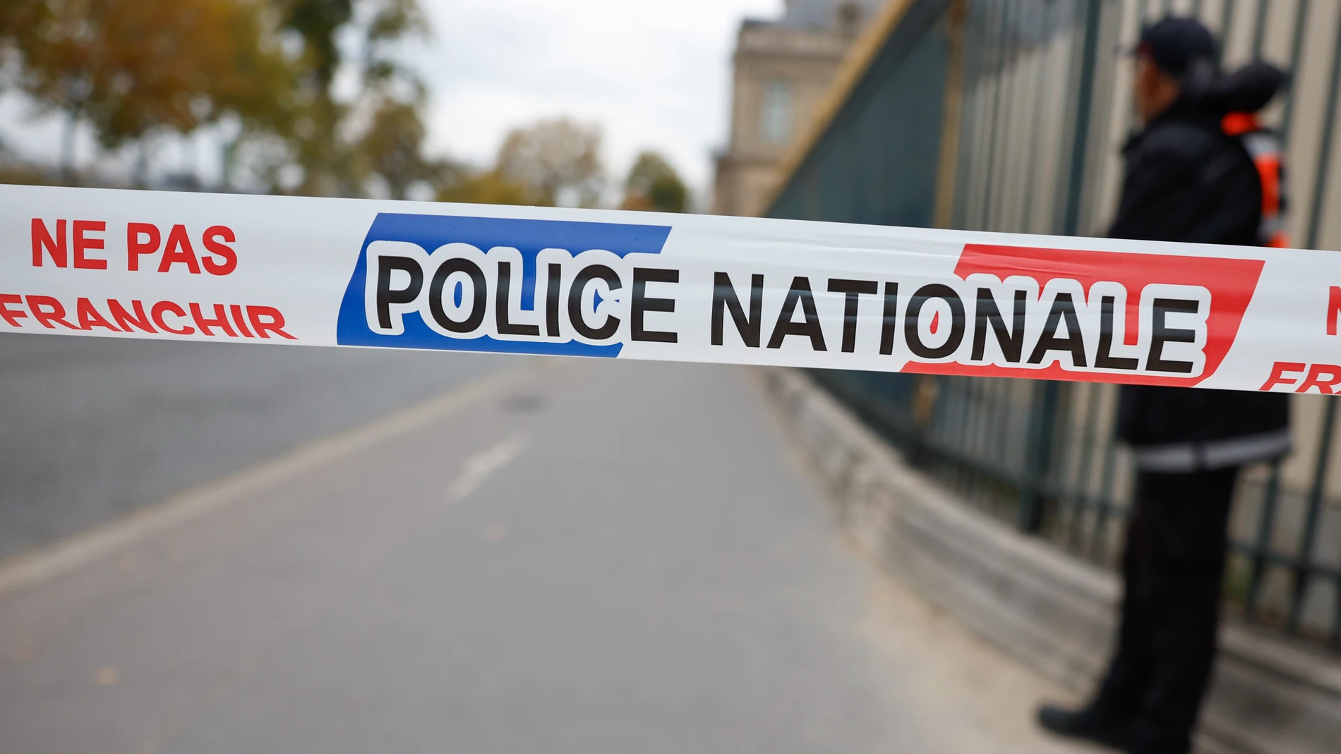 Paris (France), 19/10/2025.- Police tape cordons off the southeast corner of the Louvre Museum on Quai Francois-Mitterrand, on the banks of the River Seine, after a robbery at the Louvre Museum in Paris, France, 19 October 2025. The Louvre Museum was targeted in a robbery by several criminals who smashed windows to steal jewelry. The museum was later closed. French Culture Minister Rachida Dati called it 'an attack on France’s cultural heritage.' (Francia) EFE/EPA/Mohammed Badra