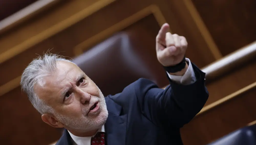 El ministro de Política Territorial y Memoria Democrática, Ángel Víctor Torres interviene durante la sesión del control al ejecutivo celebrada este miércoles.