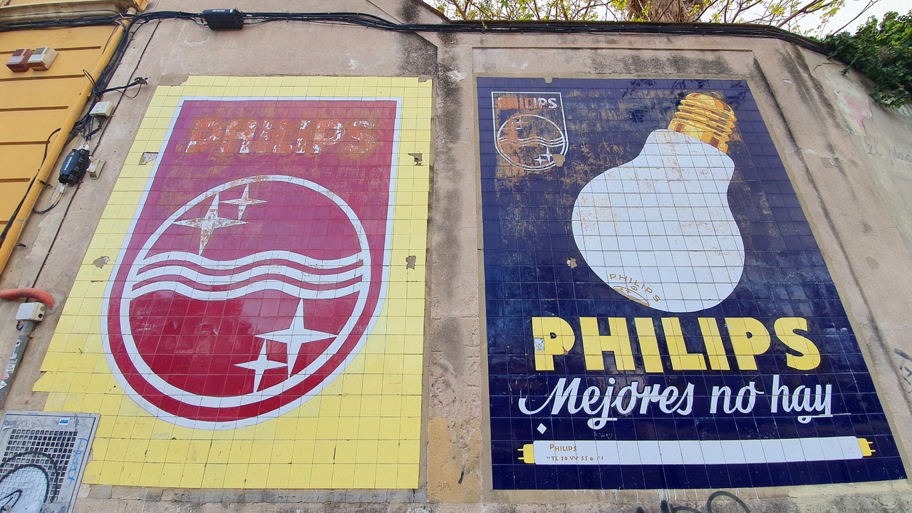 Valencia quiere conservar los rótulos antiguos que hablan en sus calles
