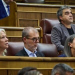  Los diputados de Junts, Miriam Nogueras y Josep María Cruset, durante un pleno del Congreso de los Diputados. 