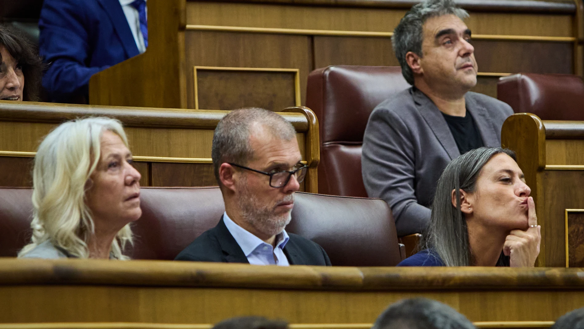 Los diputados de Junts, Miriam Nogueras y Josep María Cruset, durante un pleno del Congreso de los Diputados.