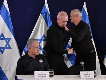 O.Próximo.- El Consejo de Ministros israelí aprueba rebautizar la ofensiva sobre Gaza como Guerra de la Redención (Foto de ARCHIVO) TEL AVIV, June 17, 2024 -- File photo taken on Nov. 18, 2023 shows Israeli Prime Minister Benjamin Netanyahu (L), Israeli Defense Minister Yoav Gallant (C), former Israeli Defense Minister and leader of the National Unity Party Benny Gantz at a press conference in Tel Aviv, Israel. Israeli media reported on June 17, 2024 that Prime Minister Benjamin Netanyahu told the security cabinet Sunday night that the war cabinet, which was created on Oct. 11, has been officially disb...