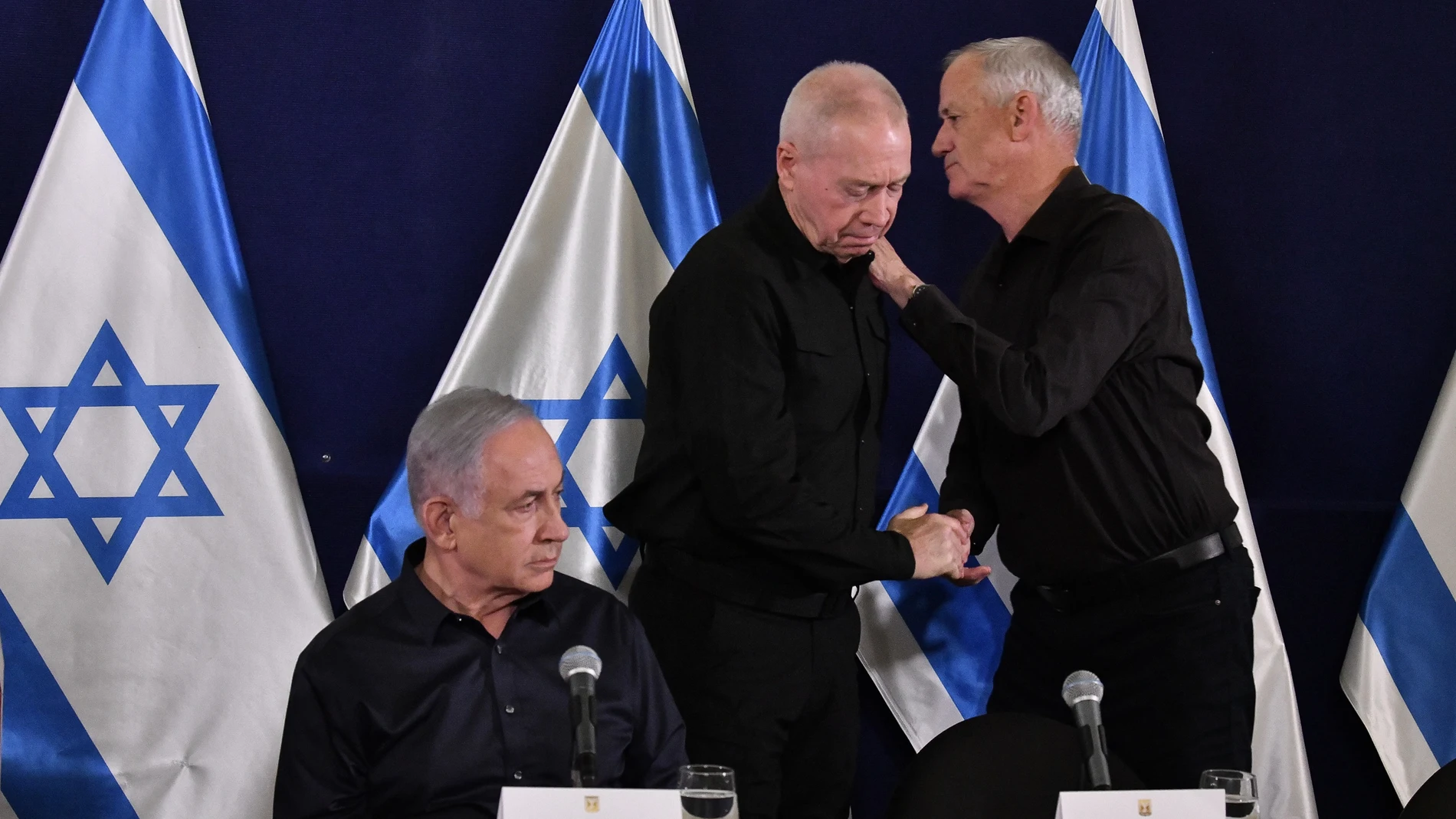 (Foto de ARCHIVO) TEL AVIV, June 17, 2024 -- File photo taken on Nov. 18, 2023 shows Israeli Prime Minister Benjamin Netanyahu (L), Israeli Defense Minister Yoav Gallant (C), former Israeli Defense Minister and leader of the National Unity Party Benny Gantz at a press conference in Tel Aviv, Israel. Israeli media reported on June 17, 2024 that Prime Minister Benjamin Netanyahu told the security cabinet Sunday night that the war cabinet, which was created on Oct. 11, has been officially disb...