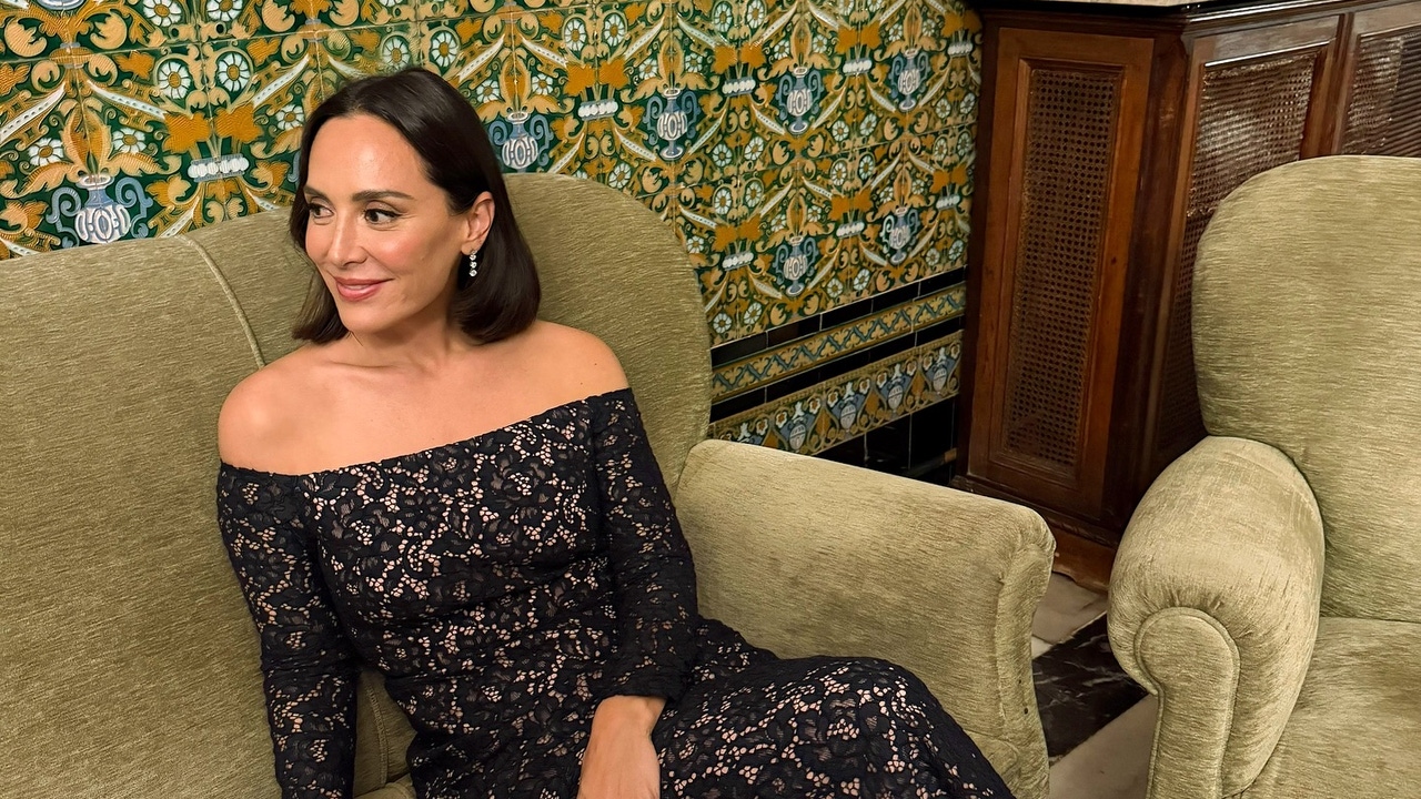 Tamara Falcó tiene el vestido de invitada de otoño perfecto: de encaje azul noche y con el sello de su firma