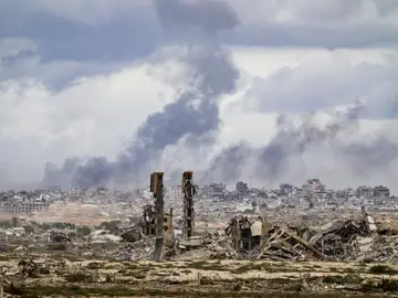 O.Próximo.- Al menos diez muertos en un bombardeo israelí en el centro de la Franja de Gaza October 9, 2025, Nusairat Camp, Gaza Strip, Palestinian Territory: Smoke rises as Israeli forces attack to prevent them from crossing north through Rashid Street, despite the ceasefire agreement reached and expected to take effect, in Nusairat Camp, Gaza, on October 09, 2025 Europa Press/Contacto/Omar Ashtawy 09/10/2025 ONLY FOR USE IN SPAIN