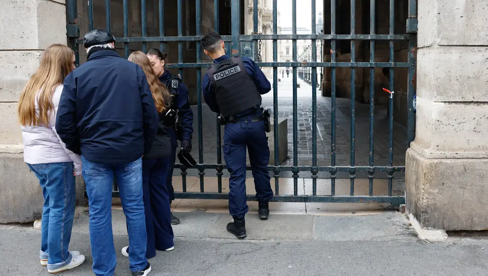 Louvre museum in Paris closed after robbery