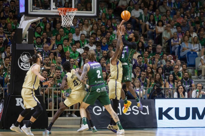 Webb intenta anotar pese a la defensa de Clyburn