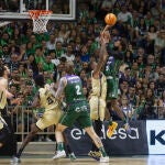 Webb intenta anotar pese a la defensa de Clyburn