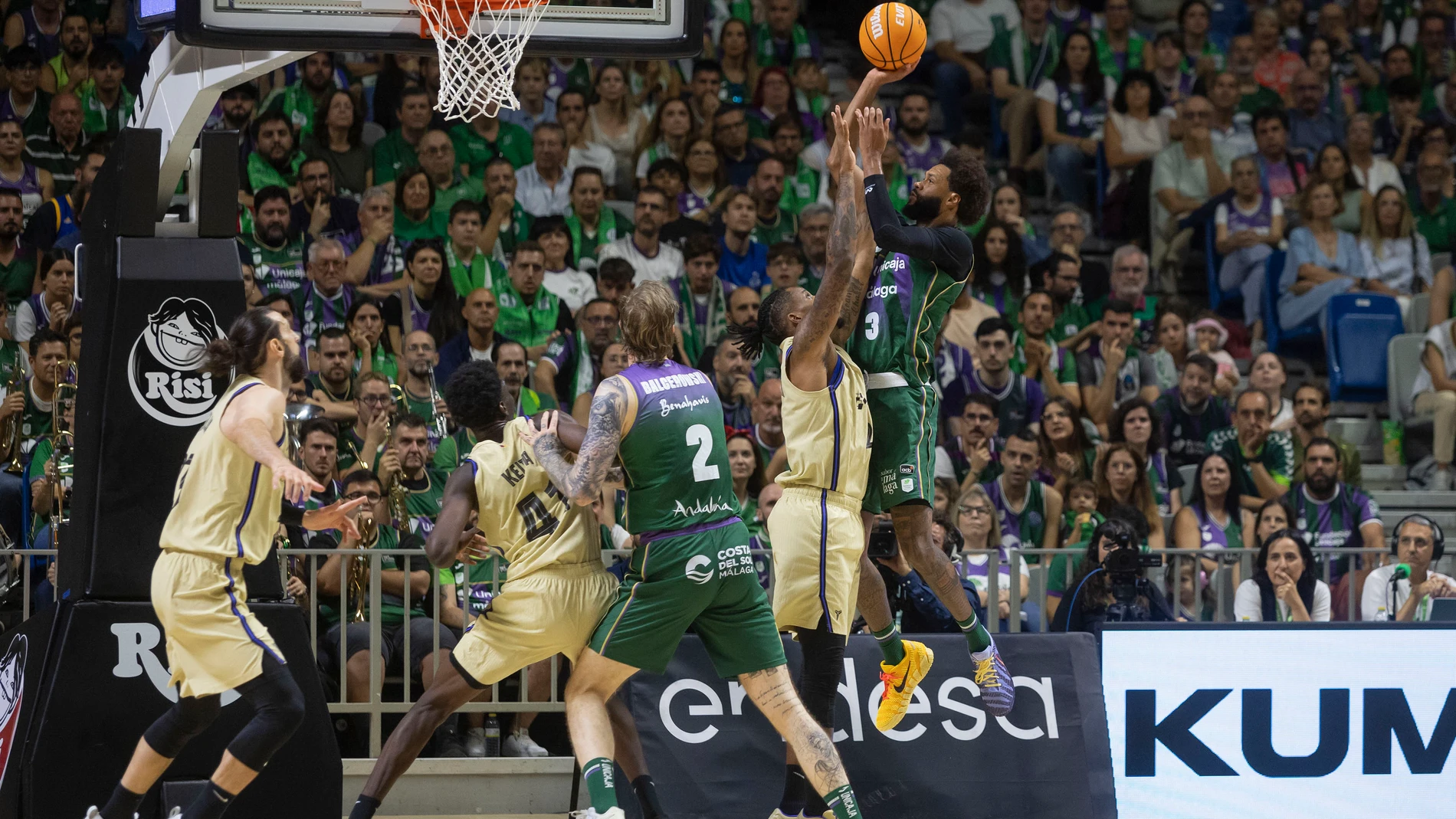 Webb intenta anotar pese a la defensa de Clyburn