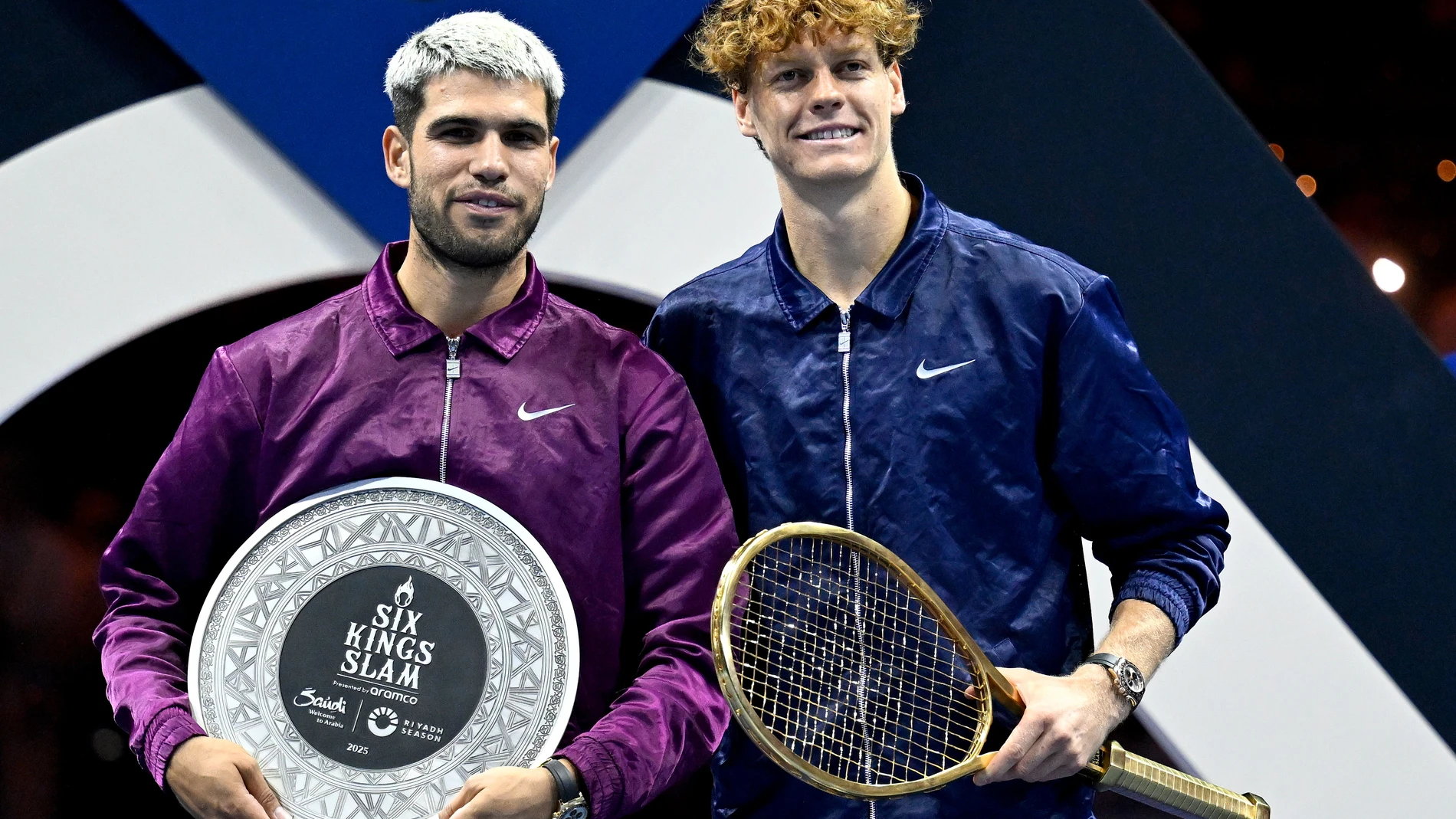 FOTODELDÍA - Riyadh (Arabia Saudí), 18/10/2025.- El ganador, Jannik Sinner (d) y el finalista Carlos Alcaraz posan con sus trofeos tras la final del torneo Six Kings Slam 2025 en Riad, Arabia Saudí. EFE/STR
