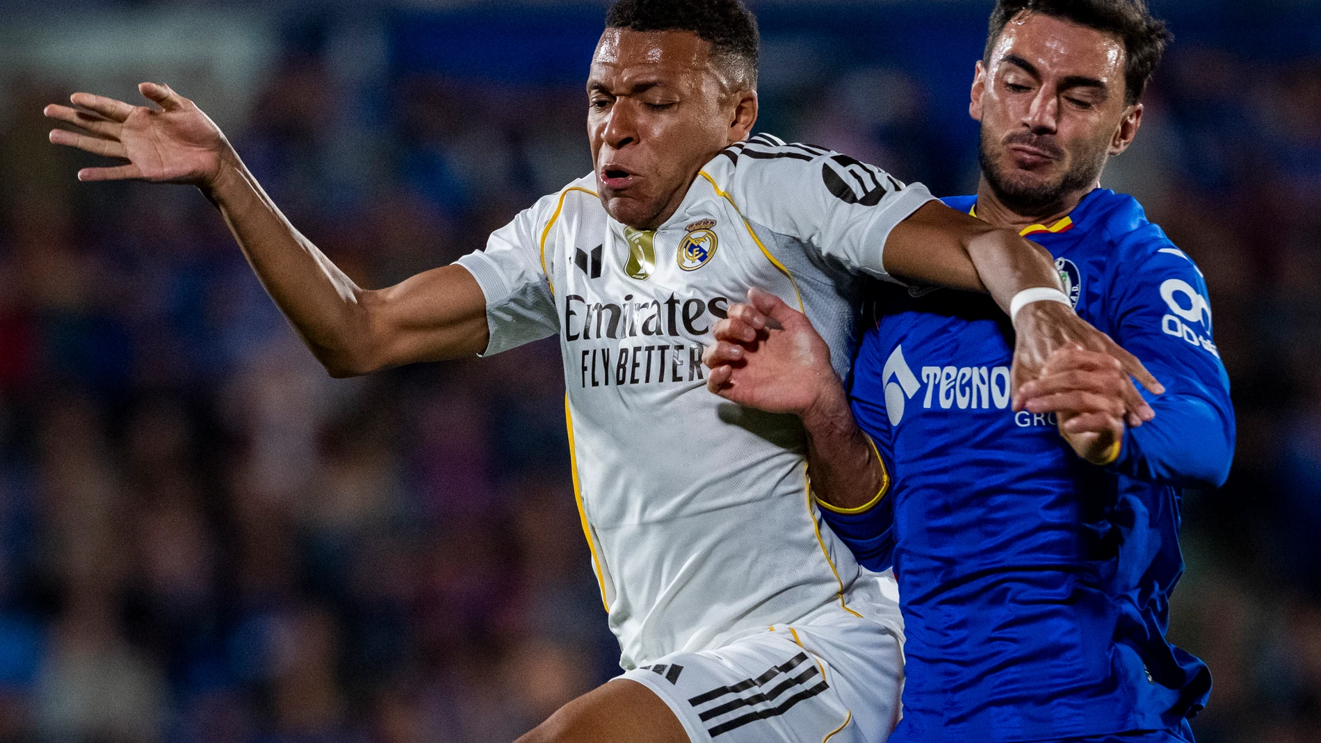 19 October 2025, Spain, Getafe: Real Madrid's Kylian Mbappe and Getafe's Juan Iglesias (R) battle for the ball during the Spanish Primera Division soccer match between Getafe CF and Real Madrid CF at Coliseum Alfonso Perez. Photo: Alberto Gardin/ZUMA Press Wire/dpa Alberto Gardin/ZUMA Press Wire/d / DPA 19/10/2025 ONLY FOR USE IN SPAIN