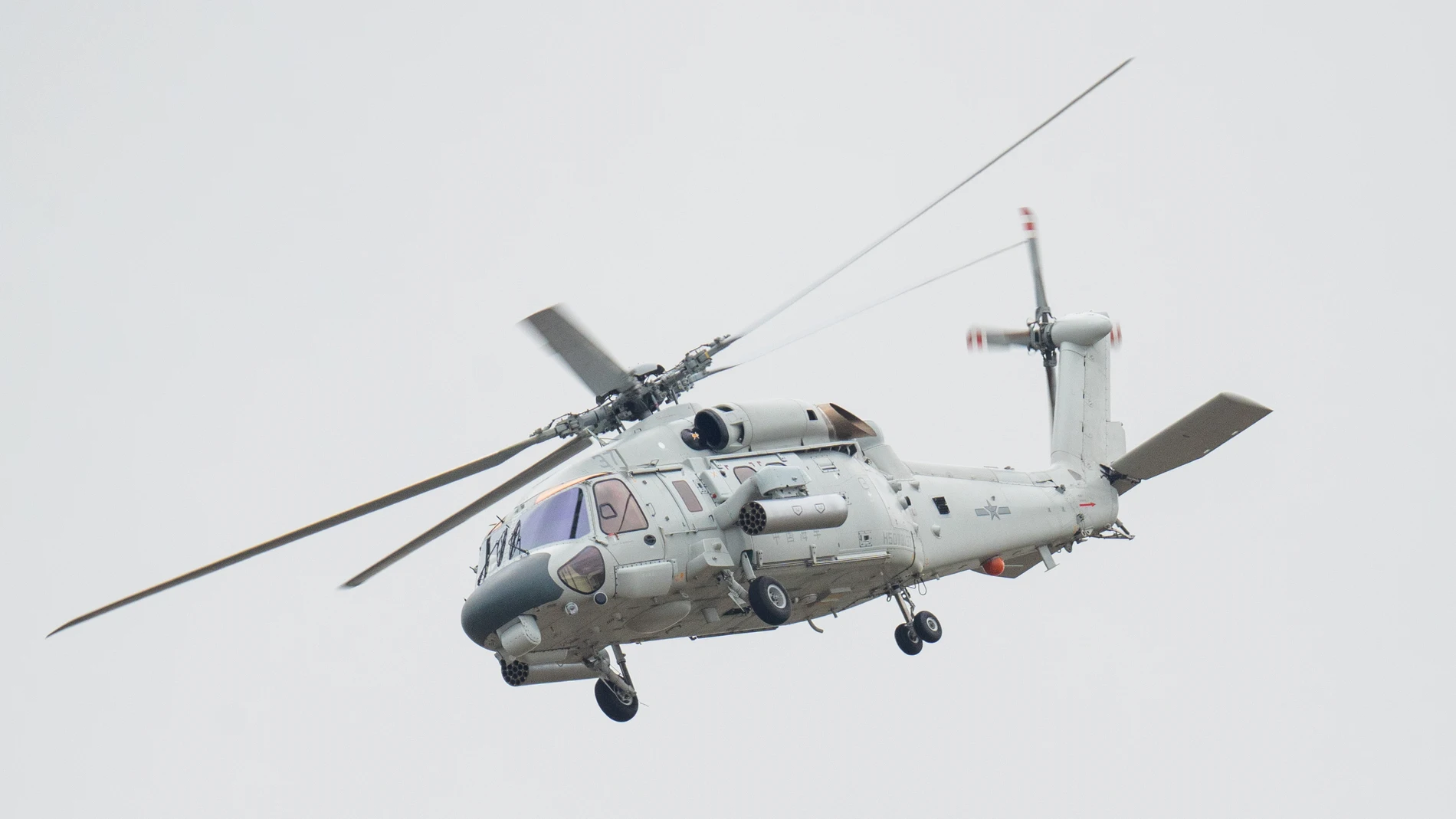 Helicóptero de color blanco durante unos ejercicios de vuelo